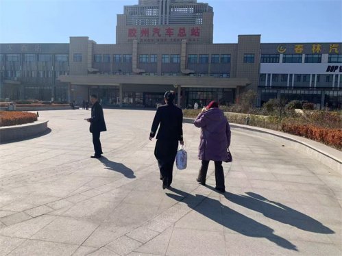 青岛胶州市春运暖心瞬间｜一碗热面暖归途 满腔真情护春运
