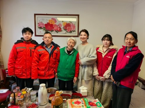 党旗飘扬学雷锋 走访慰问暖夕阳——周口路社区学雷锋日情系独居老人