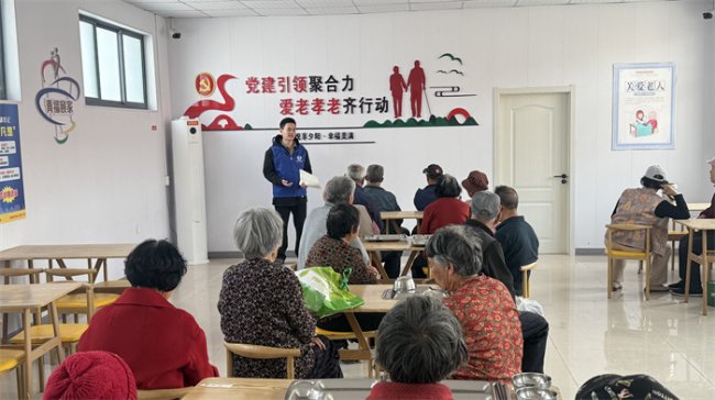 胶州市司法局铺集司法所走进大屯村孝老食堂开展移风易俗普法宣传活动