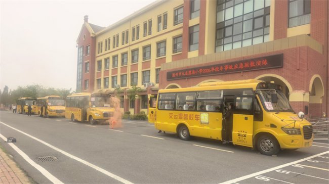 消防演练进校园 安全护航伴成长丨胶州温馨校车联合慧海小学开展校车消防应急演练