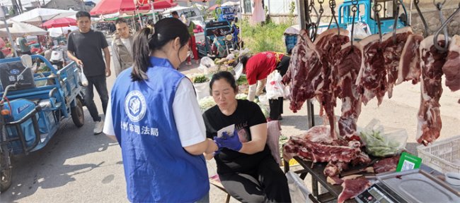 普法赶大集 法治暖民心 —— 胶州市司法局里岔司法所开展集市普法宣传活动