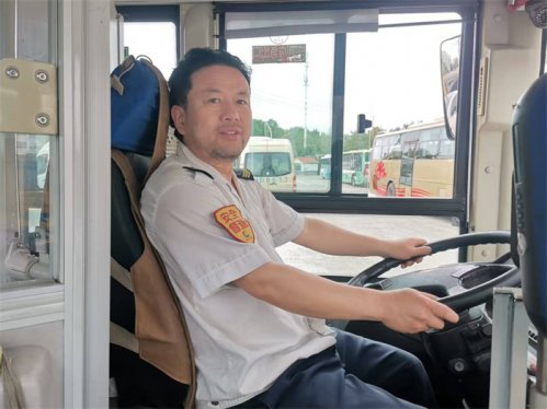 贴心守护出行路丨胶州3201路、3088路公交司机多次贴心帮扶特需乘客上下车