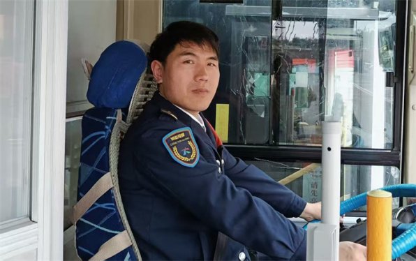 孩子坐过站遇大雨，青岛城运胶州司机这波操作太暖了！