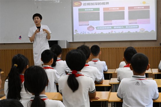 山东即墨：爱眼知识进校园  “同心明眸”送健康