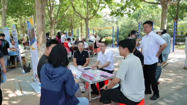 胶州义务教育招生咨询“赶大集” 便民服务“零距离”