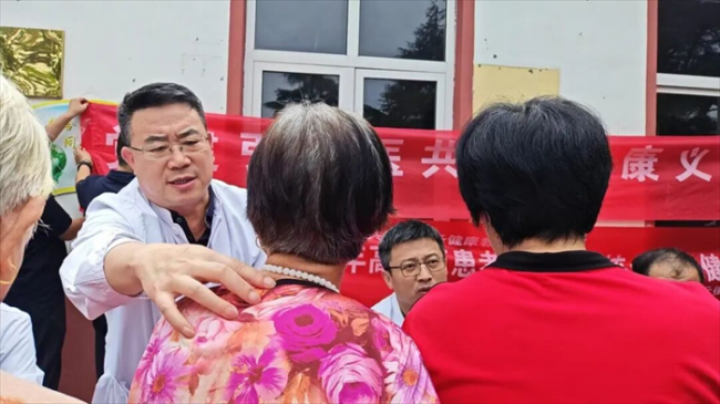 东方胶州总医院联合中云社区卫生服务中心在南卧龙村委会成功举办大型义诊暨“银龄科普课堂”活动