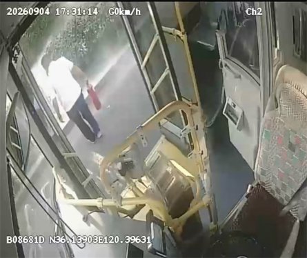 驾驶员秒变“消防员”，青岛城阳巴士林海涛三分钟化解街头险情