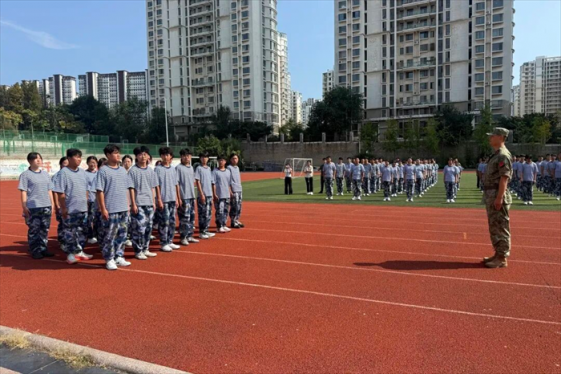 青岛西海岸航海职业学校 2026 年秋季军训汇报表演圆满举行